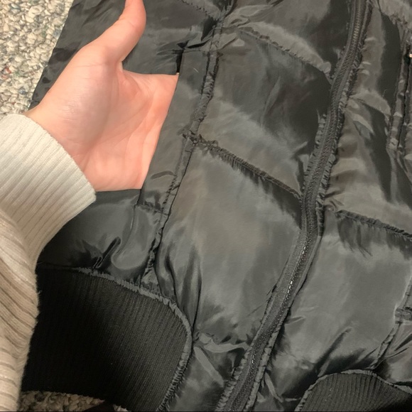 Black faux fur trimmed puffer winter vest - Picture 3 of 6